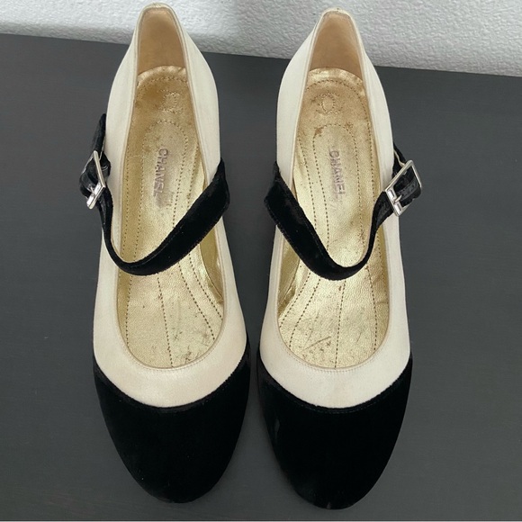 Vintage CHANEL Two Tone Velvet Satin Mary Jane Pumps Low Block Heel - Picture 3 of 16